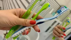 Vyhazujete staré zubní kartáčky? Zde je, jak je využít užitečně a ušetřit peníze