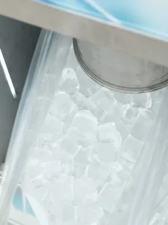 Vak plný kostek ledu