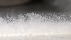 Detail bílého práškového materiálu na stole